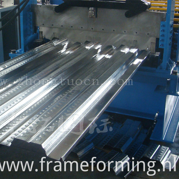 Floor deck roll forming machine (21)